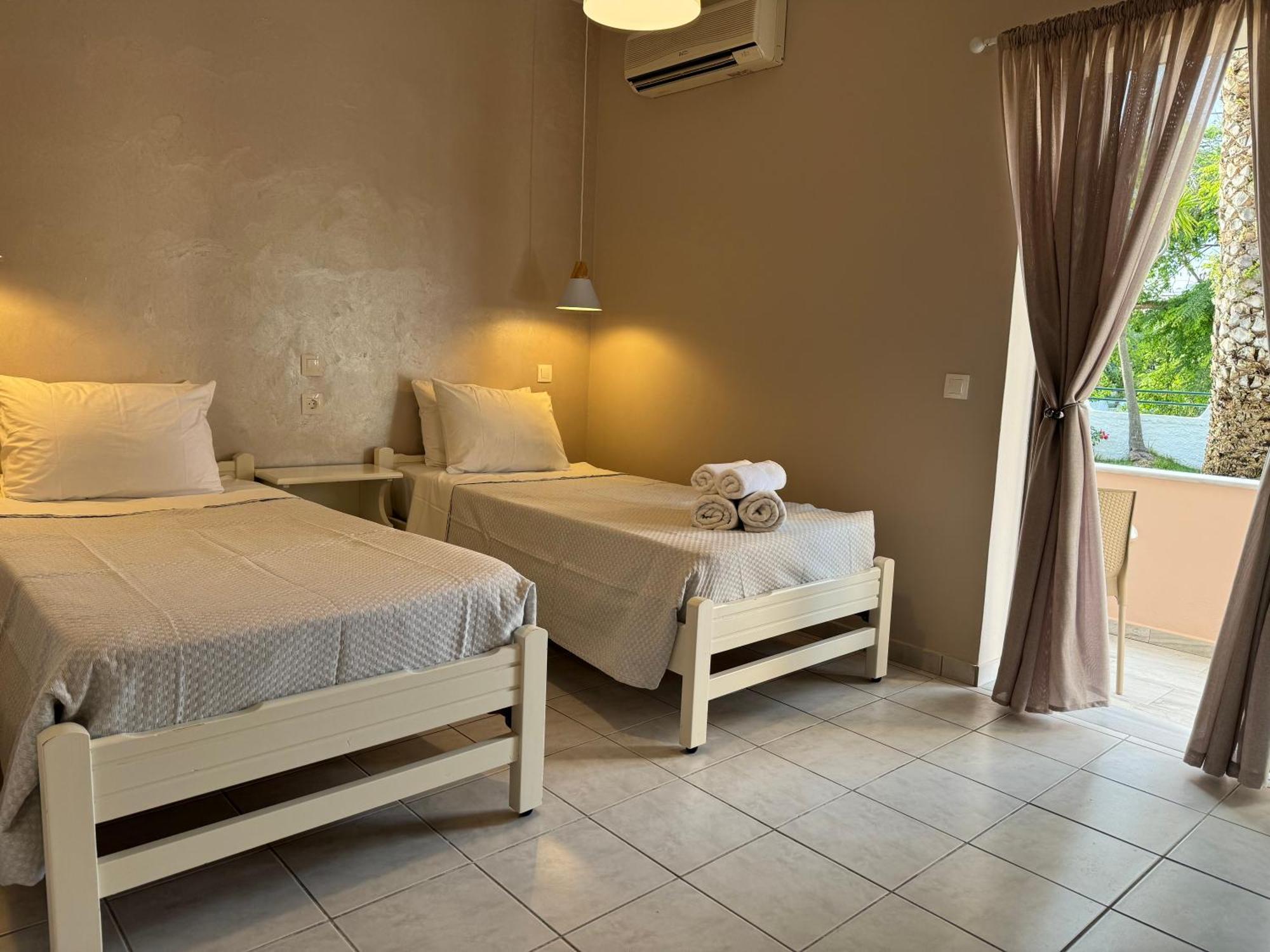 Elizabeth Aparthotel Roda  Exterior photo