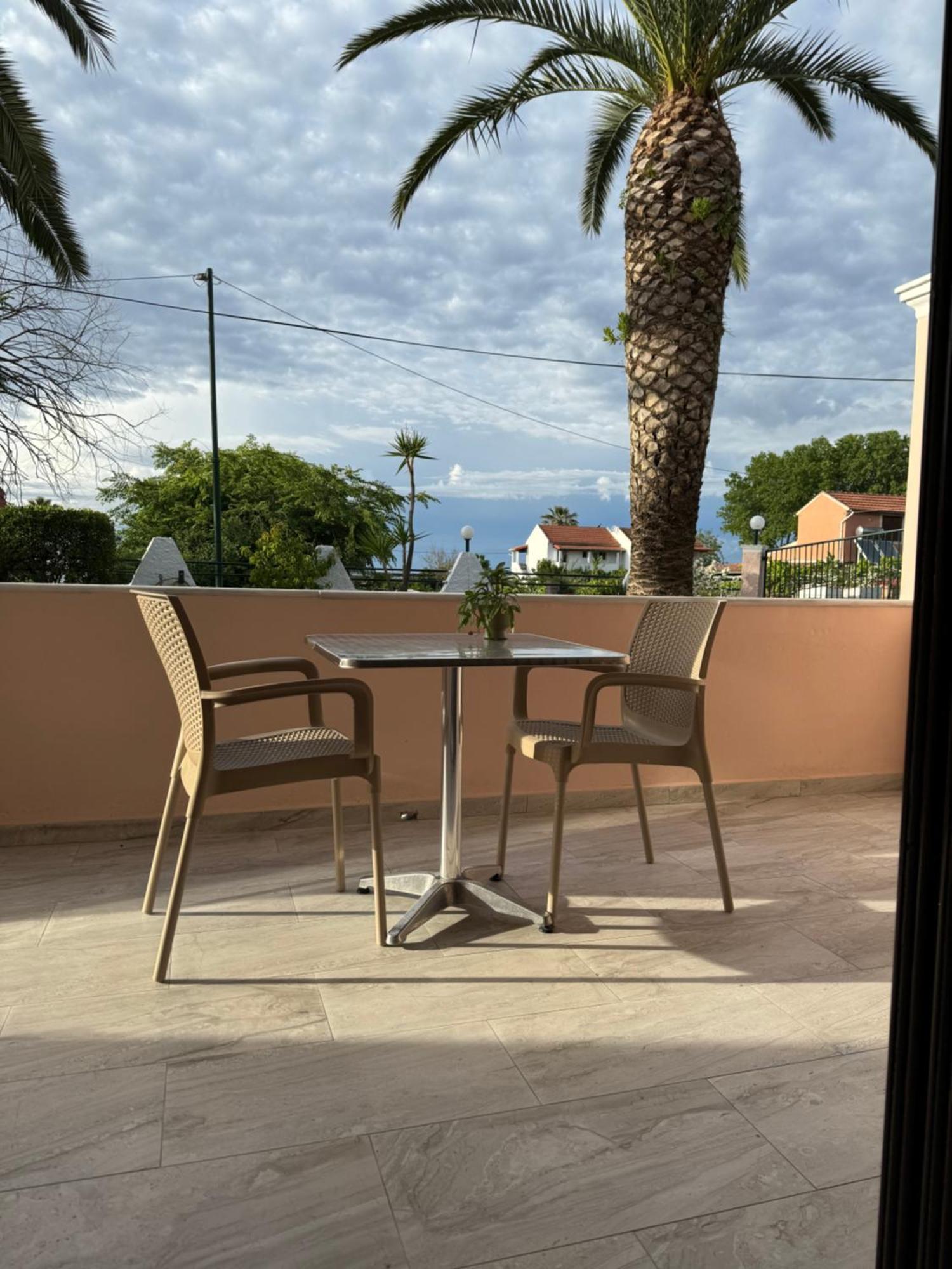 Elizabeth Aparthotel Roda  Exterior photo